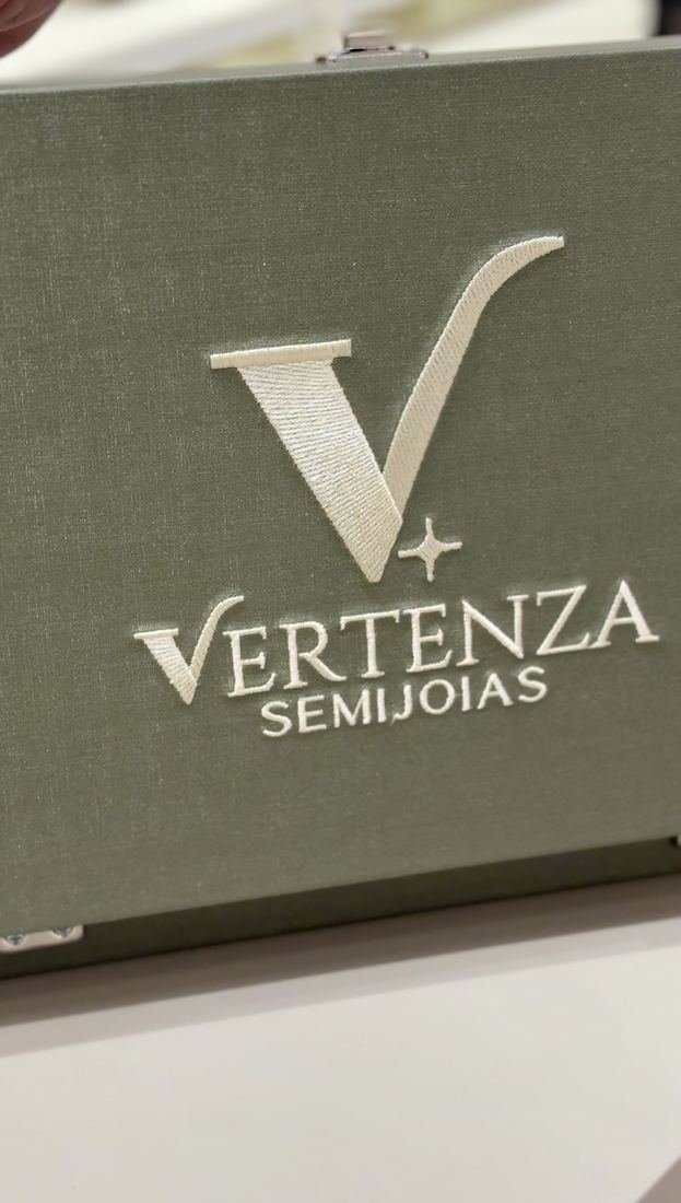 Logo Vertenza Semijoias bordado na maleta