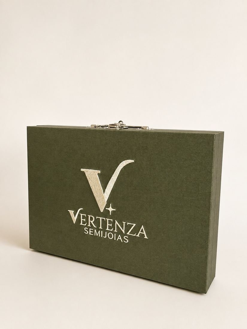 Maleta verde com o logo Vertenza Semijoias bordado
